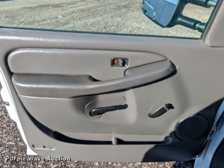 image for item KB9548 2005 Chevrolet Silverado 3500  flatbed pickup truck