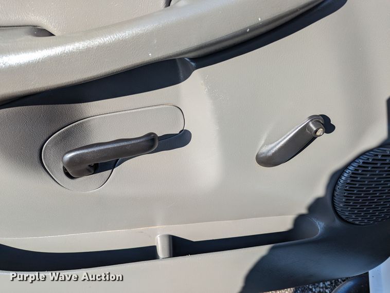 image for item KB9548 2005 Chevrolet Silverado 3500  flatbed pickup truck