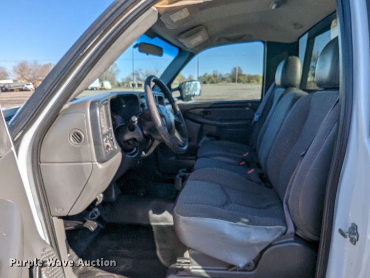 image for item KB9548 2005 Chevrolet Silverado 3500  flatbed pickup truck