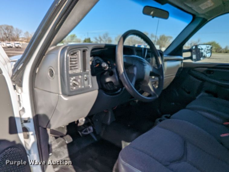 image for item KB9548 2005 Chevrolet Silverado 3500  flatbed pickup truck