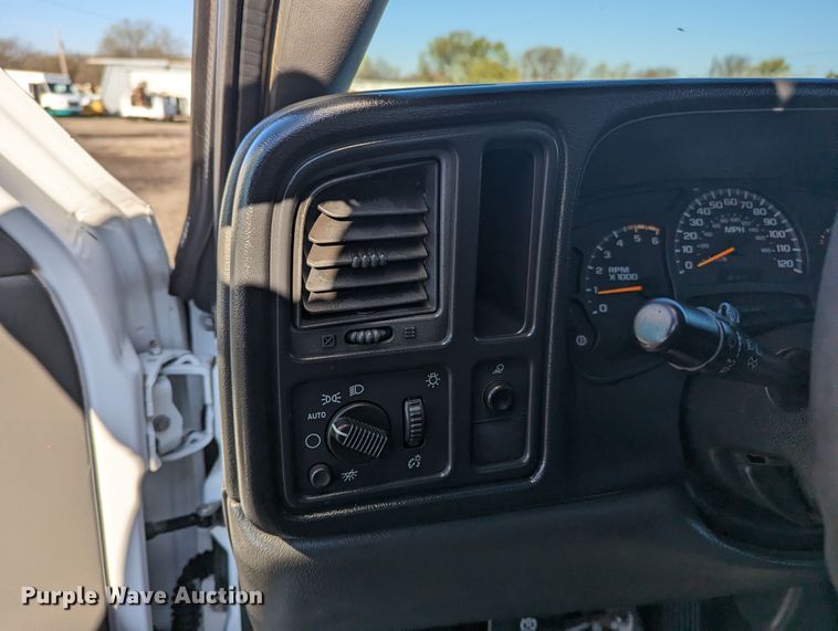 image for item KB9548 2005 Chevrolet Silverado 3500  flatbed pickup truck