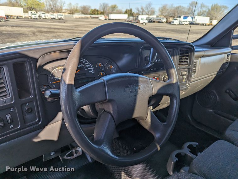 image for item KB9548 2005 Chevrolet Silverado 3500  flatbed pickup truck