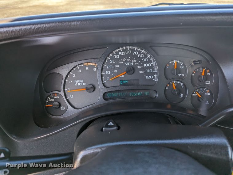 image for item KB9548 2005 Chevrolet Silverado 3500  flatbed pickup truck