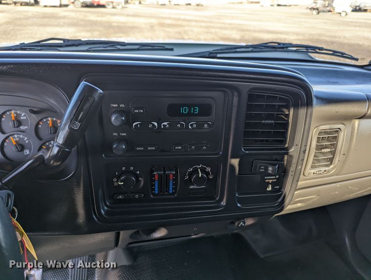 image for item KB9548 2005 Chevrolet Silverado 3500  flatbed pickup truck