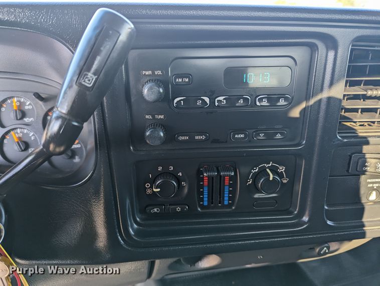 image for item KB9548 2005 Chevrolet Silverado 3500  flatbed pickup truck