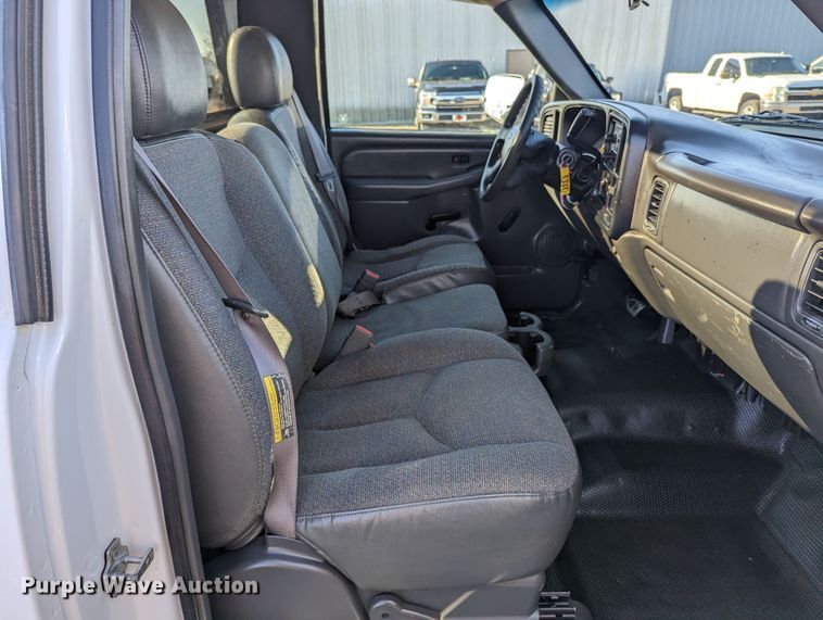 image for item KB9548 2005 Chevrolet Silverado 3500  flatbed pickup truck