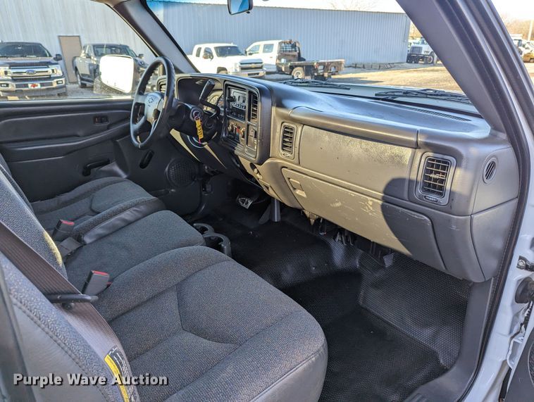 image for item KB9548 2005 Chevrolet Silverado 3500  flatbed pickup truck