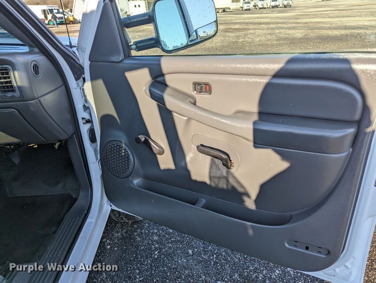 image for item KB9548 2005 Chevrolet Silverado 3500  flatbed pickup truck