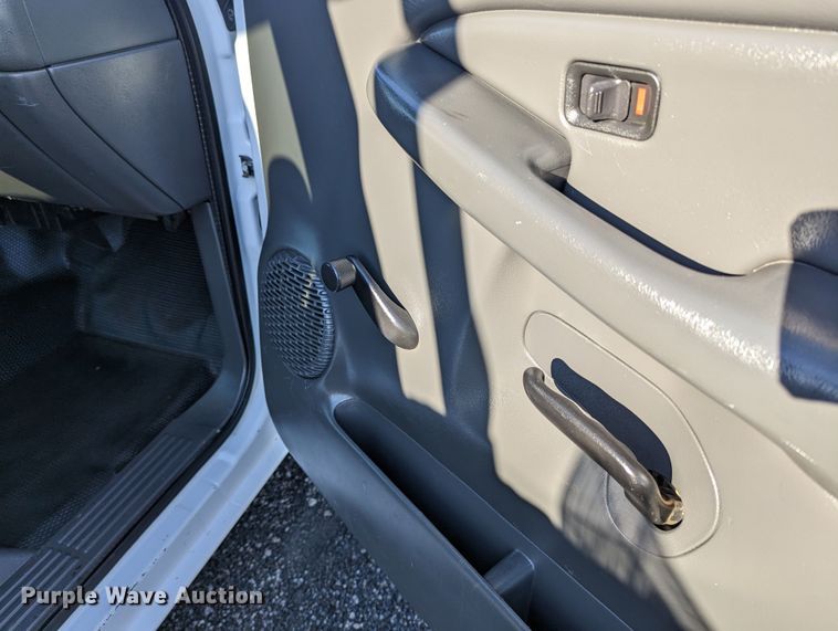 image for item KB9548 2005 Chevrolet Silverado 3500  flatbed pickup truck