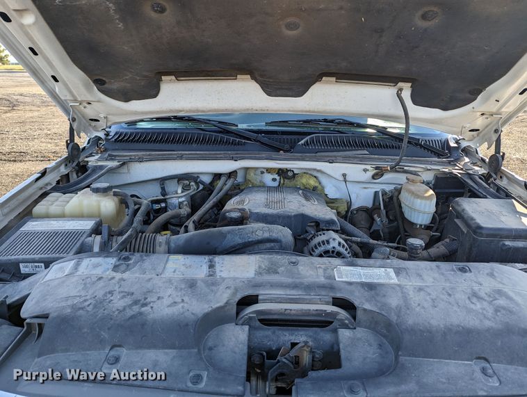 image for item KB9548 2005 Chevrolet Silverado 3500  flatbed pickup truck