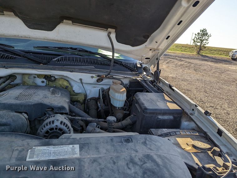 image for item KB9548 2005 Chevrolet Silverado 3500  flatbed pickup truck