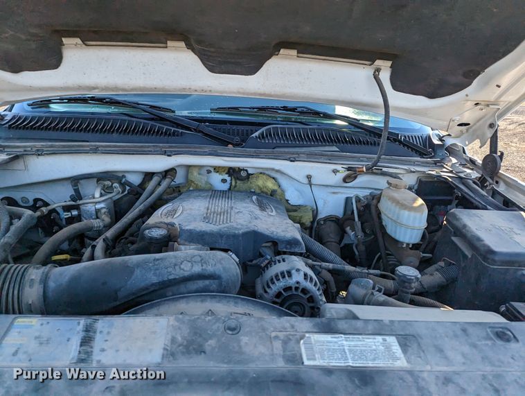 image for item KB9548 2005 Chevrolet Silverado 3500  flatbed pickup truck