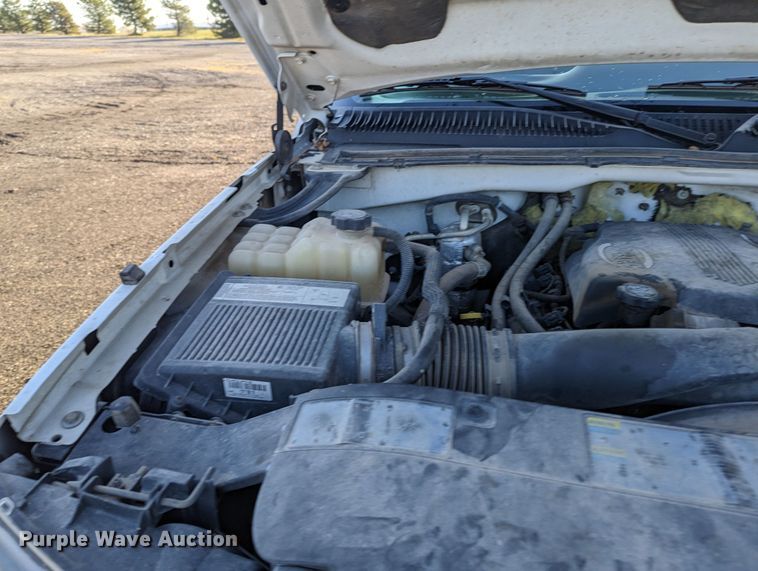 image for item KB9548 2005 Chevrolet Silverado 3500  flatbed pickup truck