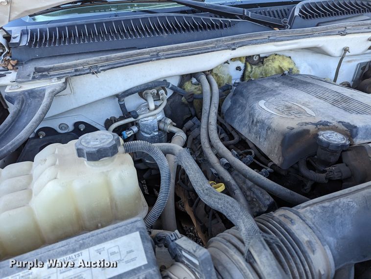 image for item KB9548 2005 Chevrolet Silverado 3500  flatbed pickup truck