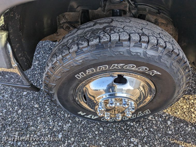 image for item KB9548 2005 Chevrolet Silverado 3500  flatbed pickup truck