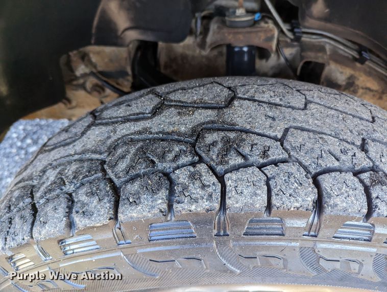 image for item KB9548 2005 Chevrolet Silverado 3500  flatbed pickup truck