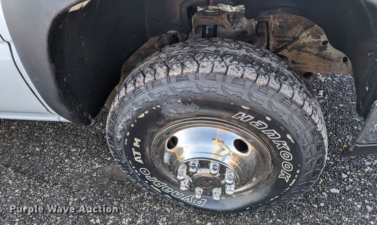 image for item KB9548 2005 Chevrolet Silverado 3500  flatbed pickup truck