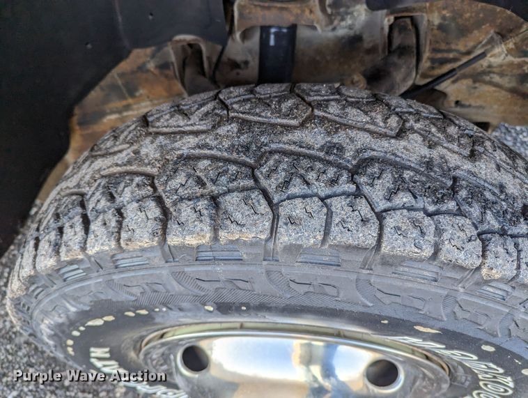 image for item KB9548 2005 Chevrolet Silverado 3500  flatbed pickup truck