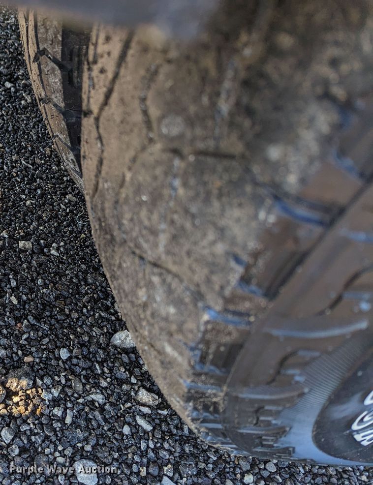 image for item KB9548 2005 Chevrolet Silverado 3500  flatbed pickup truck