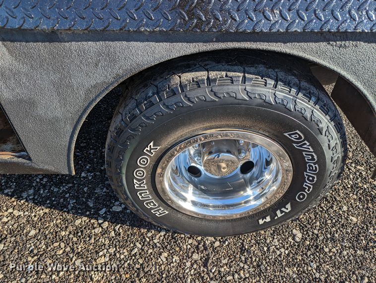 image for item KB9548 2005 Chevrolet Silverado 3500  flatbed pickup truck