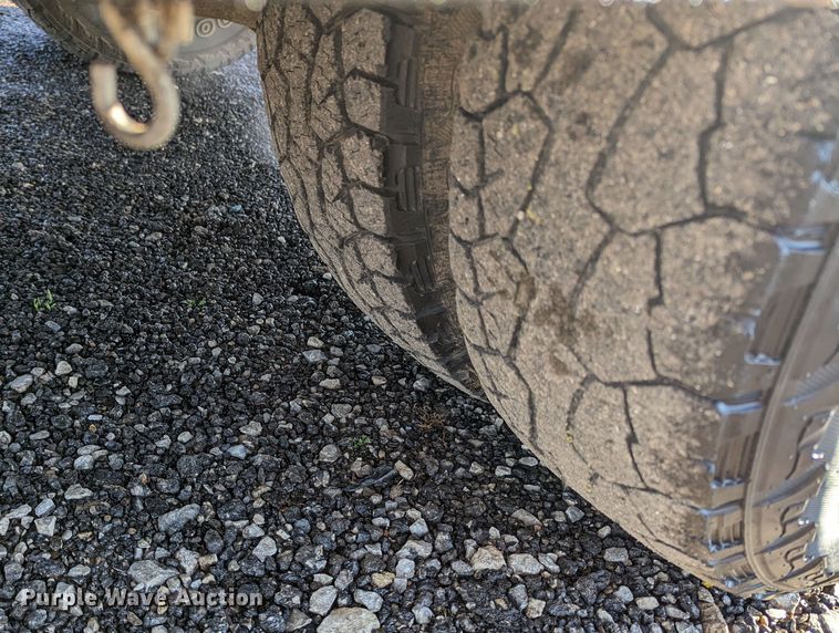 image for item KB9548 2005 Chevrolet Silverado 3500  flatbed pickup truck