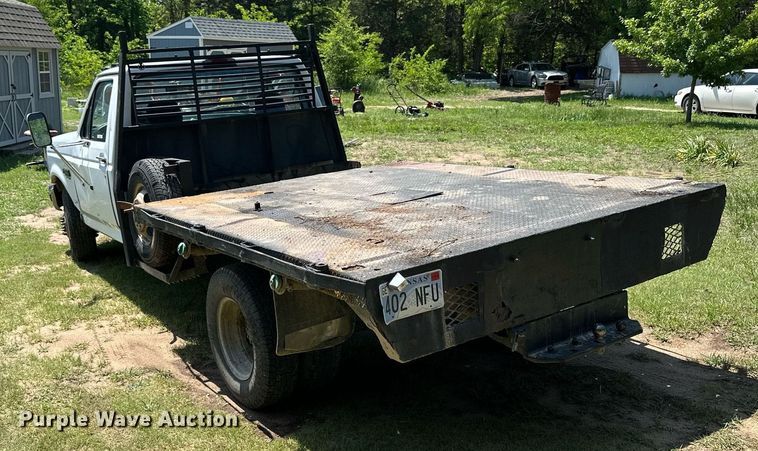 image for item KL9091 1995 Ford F350  flatbed pickup truck