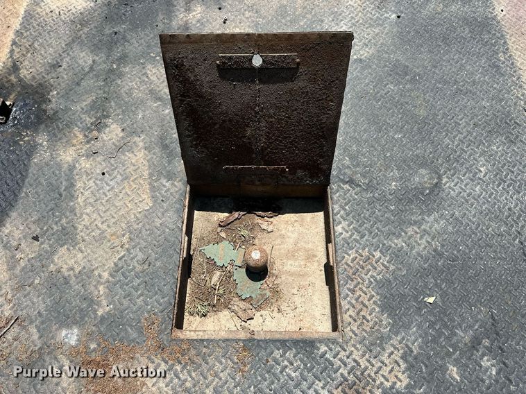 image for item KL9091 1995 Ford F350  flatbed pickup truck