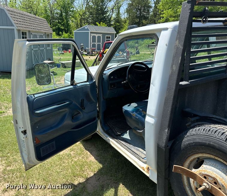 image for item KL9091 1995 Ford F350  flatbed pickup truck