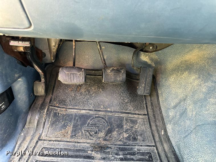 image for item KL9091 1995 Ford F350  flatbed pickup truck