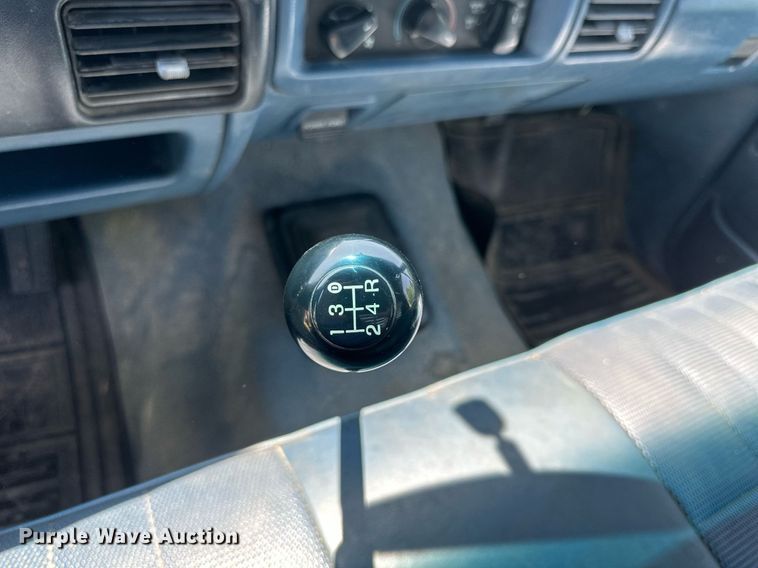 image for item KL9091 1995 Ford F350  flatbed pickup truck