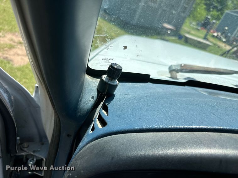 image for item KL9091 1995 Ford F350  flatbed pickup truck