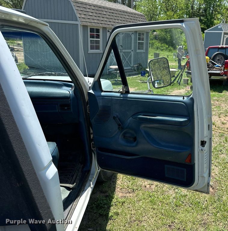 image for item KL9091 1995 Ford F350  flatbed pickup truck