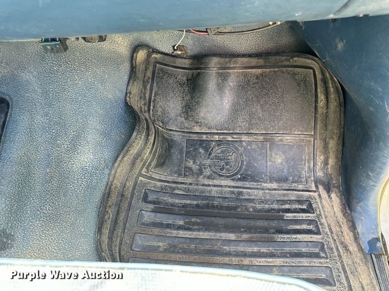 image for item KL9091 1995 Ford F350  flatbed pickup truck