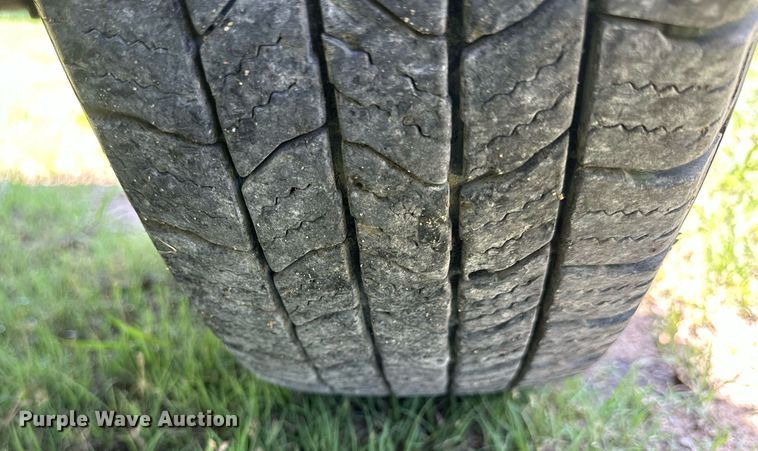 image for item KL9091 1995 Ford F350  flatbed pickup truck