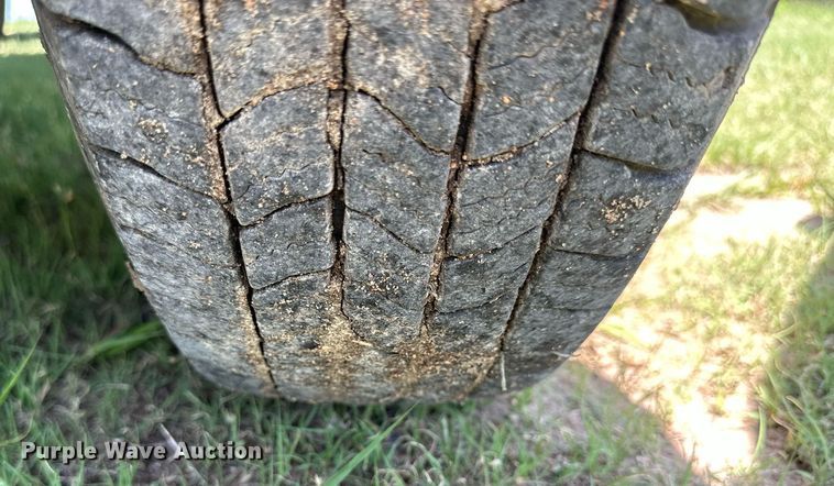 image for item KL9091 1995 Ford F350  flatbed pickup truck