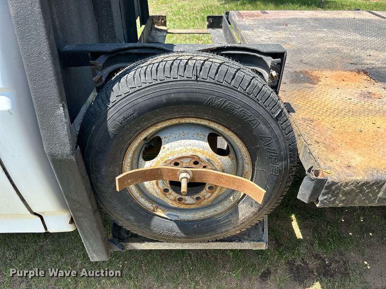 image for item KL9091 1995 Ford F350  flatbed pickup truck