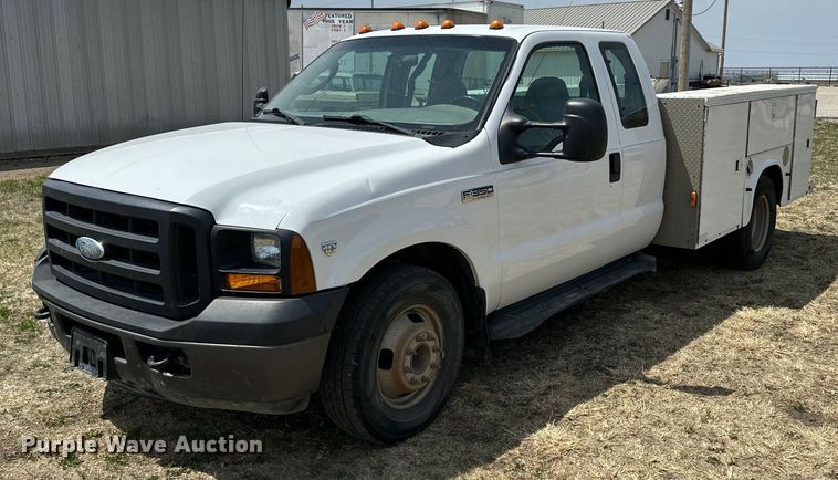 image for item KL9145 2007 Ford F350 Super Duty  SuperCab utility bed pickup truck