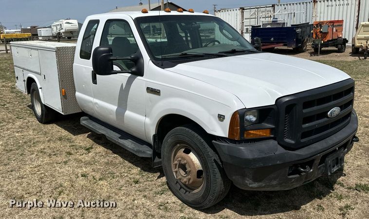 image for item KL9145 2007 Ford F350 Super Duty  SuperCab utility bed pickup truck