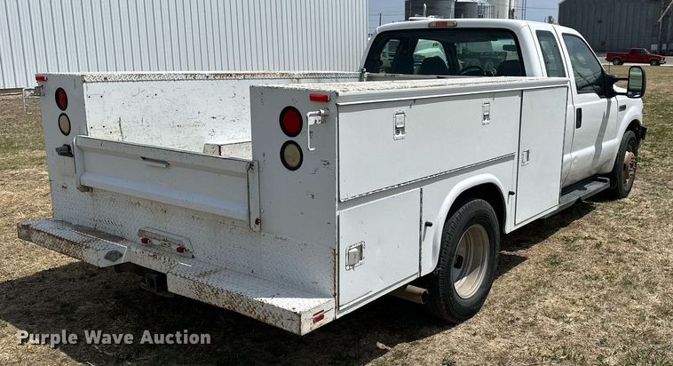 image for item KL9145 2007 Ford F350 Super Duty  SuperCab utility bed pickup truck