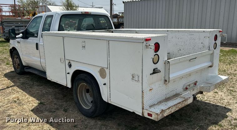 image for item KL9145 2007 Ford F350 Super Duty  SuperCab utility bed pickup truck