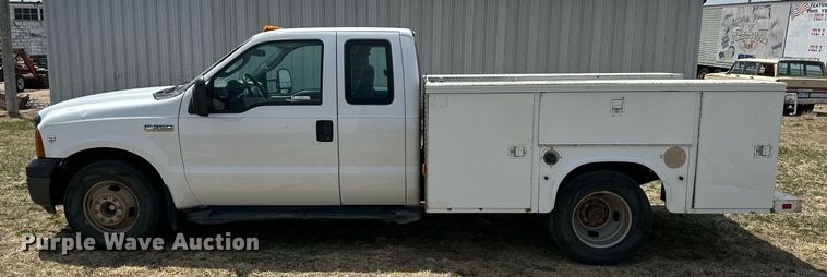 image for item KL9145 2007 Ford F350 Super Duty  SuperCab utility bed pickup truck