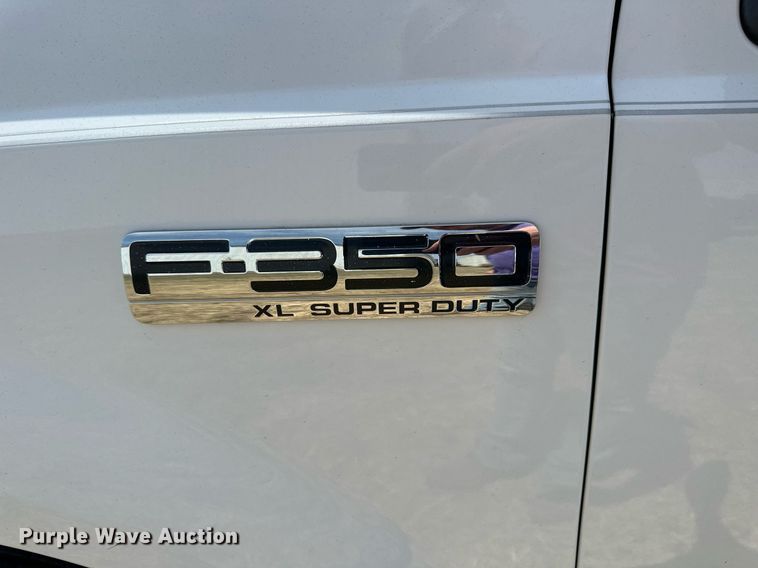 image for item KL9145 2007 Ford F350 Super Duty  SuperCab utility bed pickup truck