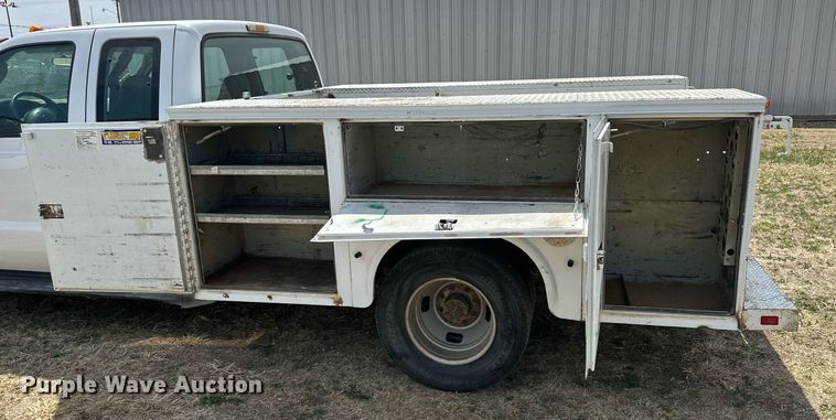 image for item KL9145 2007 Ford F350 Super Duty  SuperCab utility bed pickup truck