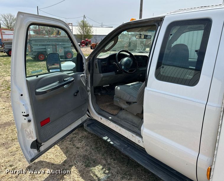 image for item KL9145 2007 Ford F350 Super Duty  SuperCab utility bed pickup truck