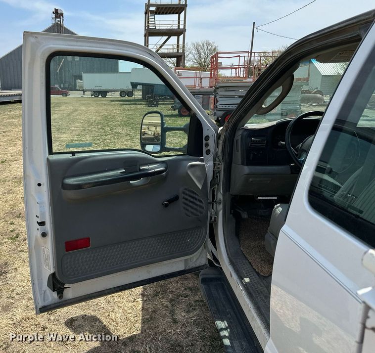 image for item KL9145 2007 Ford F350 Super Duty  SuperCab utility bed pickup truck