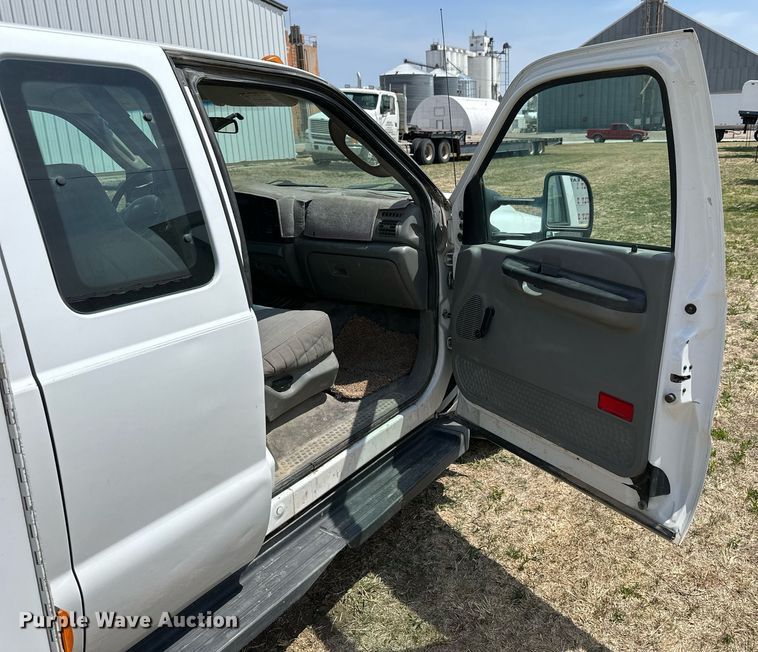 image for item KL9145 2007 Ford F350 Super Duty  SuperCab utility bed pickup truck