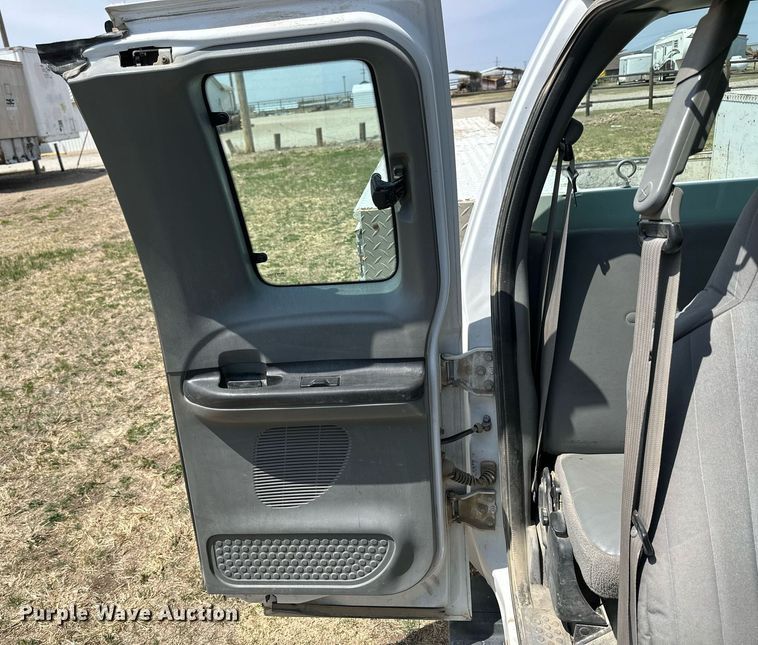 image for item KL9145 2007 Ford F350 Super Duty  SuperCab utility bed pickup truck