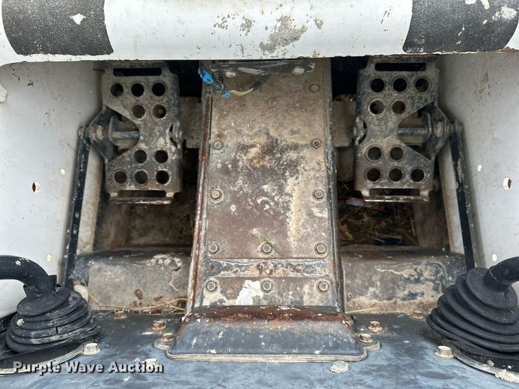 image for item KL9196 2005 Bobcat S130  skid steer loader