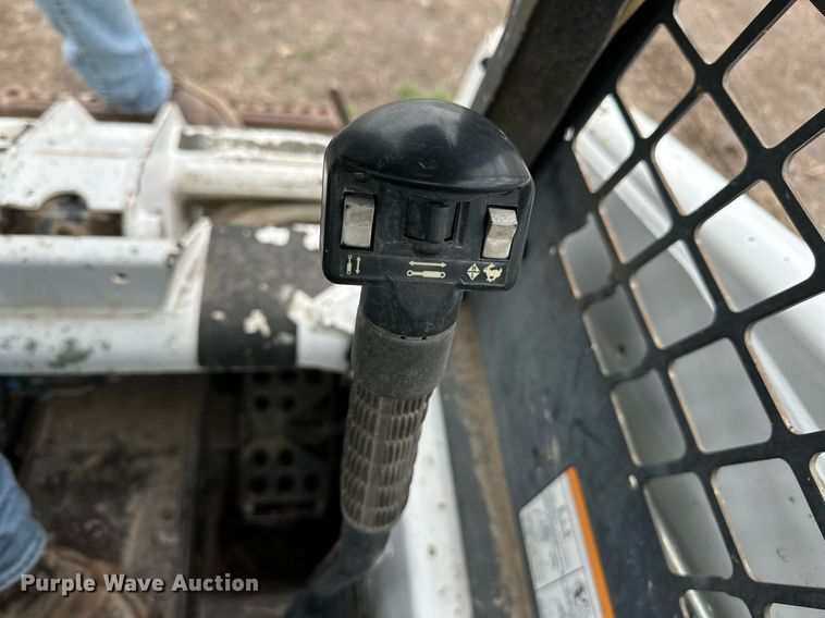 image for item KL9196 2005 Bobcat S130  skid steer loader