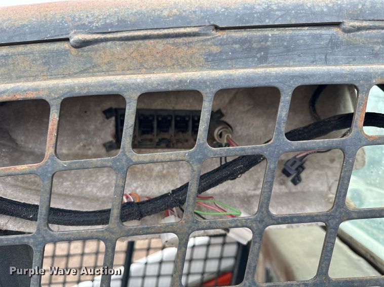 image for item KL9196 2005 Bobcat S130  skid steer loader